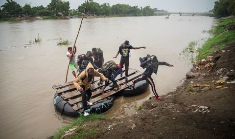 Безпрецедентна криза! Над 2000 мигранти дневно преминават през Дариен в Панама  - 1