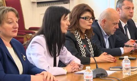 Мария Габриел към ДПС: Само с диалог между парламентарните групи ще заявим необходимото за България  - 1