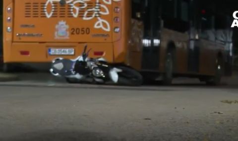 Моторист се блъсна в автобус в София - 1