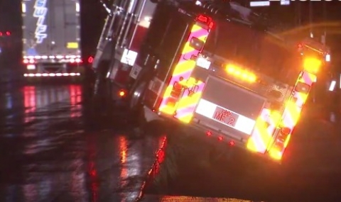 Магистрала в САЩ &quot;погълна&quot; пожарна кола (Видео) - 1