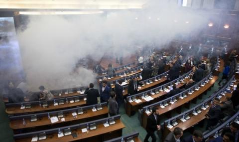 Депутати пуснаха сълзотворен газ в парламента в Косово - 1