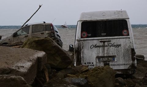 Един загинал и десетина души в неизвестност след свлачища на италианския курортен остров Иския - 1