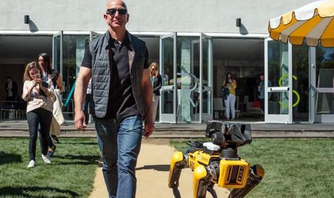 Милиардерът Джеф Безос с куче робот - 1