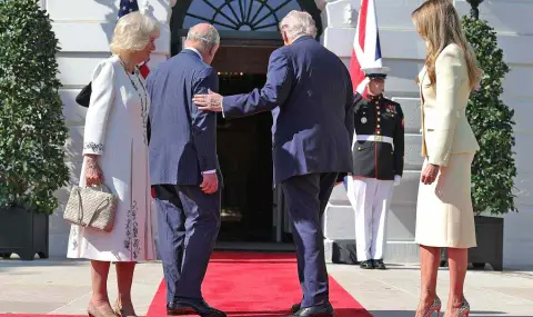 The Daily Mail: Тръмп наруши протокола, като потупа крал Чарлз III по рамото