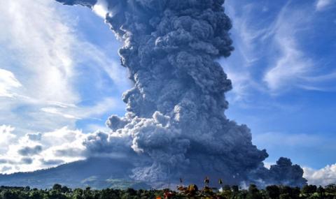 Вулканът Синабунг отново изригна - 1