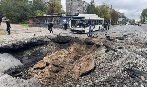 В Днипро за денонощие ремонтираха път, ударен от руската бомбардировка - 1