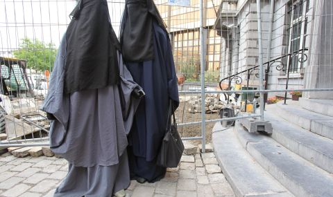 Въпреки протестите Иран ще наказва жените без хиджаб - 1