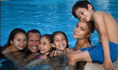 С деца на басейн: Джeнифър Лопес и Алекс Родригес - 1