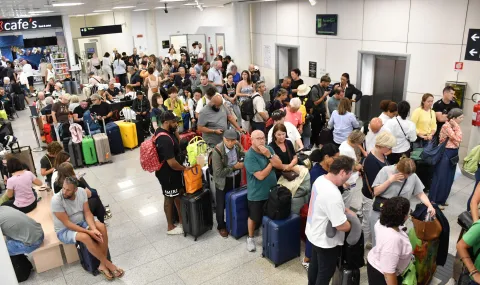 Volcanic ash from Etna halts flights in Catania for third day - 1