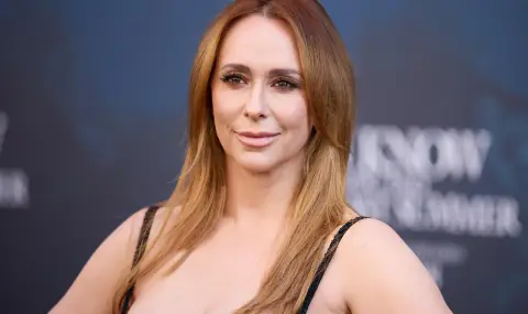 Дженифър Лав Хюит показа пищни форми в прилепнала черна рокля (СНИМКА) - 1