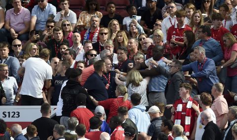 Фенове на Манчестър Юнайтед се сбиха на „Олд Трафорд“