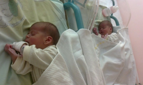 43-годишна жена роди близначки по естествен път - 1