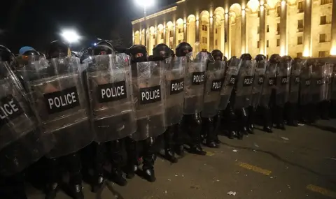 Народно недоволство! Хиляди протестират пред грузинския парламент срещу резултата от изборите - 1