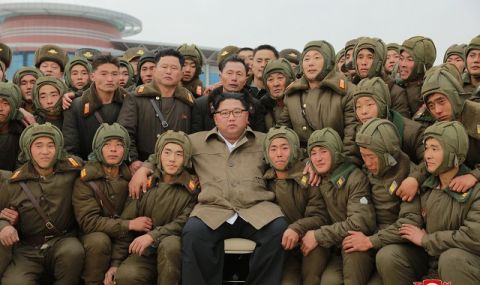В окото на бурята! Аналена Бербок посети демилитаризираната зона между Северна и Южна Корея - 1