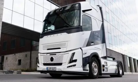 Volvo пуска много специален камион, за да отбележи 100-годишнината си - 1