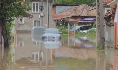 Потопът в Северна България: В мазето се влиза с шнорхел! Наводнени къщи, коли и пътища (ОБЗОР) - 1