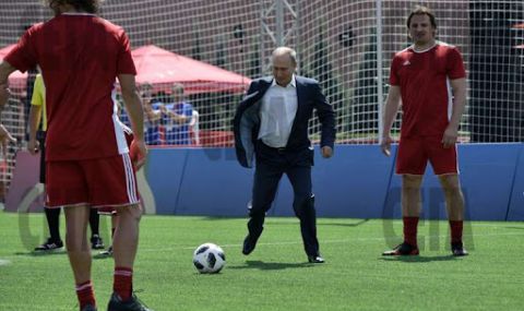 Владимир Путин спасява футболен клуб от фалит - 1