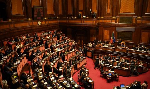 Революционно! Италианските депутатки ще може да... кърмят в парламента - 1