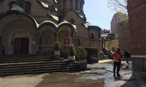 Мият и дезинфекцират около храмовете в София - 1