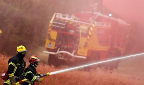 Пожар евакуира къмпингуващи във Франция - 1