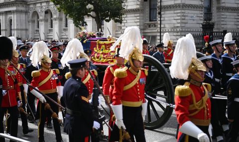 Полицай загуби съзнание и припадна по време на погребението на кралица Елизабет II - 1