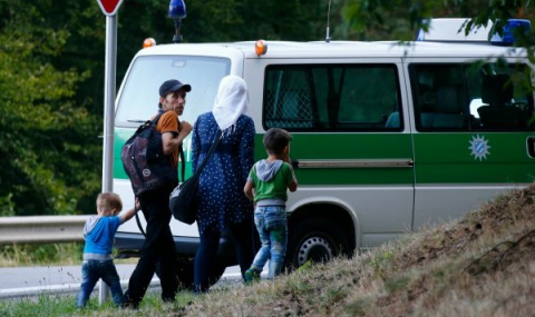24 бежанци спасени от задушаване в микробус в Австрия - 1
