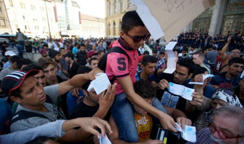 Втори ден продължават протестите на бежанци пред гарата в Будапеща - 1