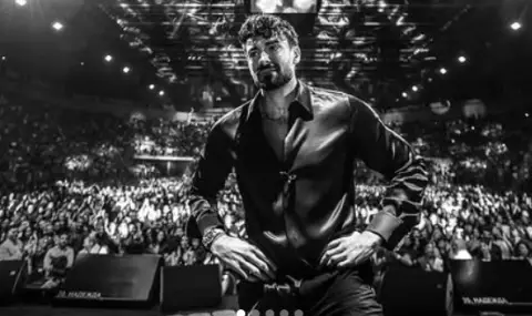 Меди изненада феновете си - появи се с ботуши на ток (ВИДЕО) - 1