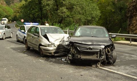 Водач с отнета книжка предизвика тежка катастрофа в Пловдив - 1