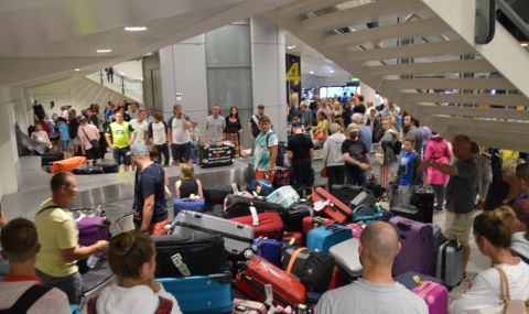 Технически проблеми по летищата на Великобритания, стотици чакащи - 1