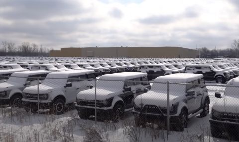 Стотици Ford-ове стоят недовършени под снега (ВИДЕО) - 1