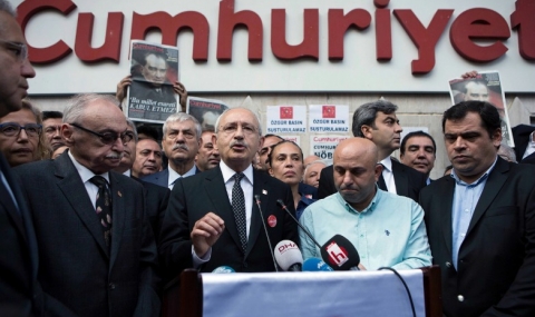 Арестуваха шеф на „Джумхуриет“ на летището в Истанбул - 1