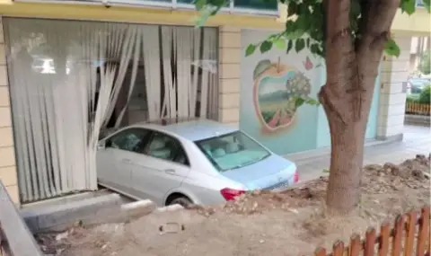 Жена влезе с колата си в софийски офис  - 1