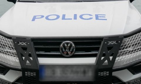 Мъж удари с лопата съсед и потроши колата му - 1