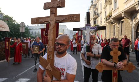 Хиляди православни протестират в Сърбия срещу провеждането на гей парад  - 1