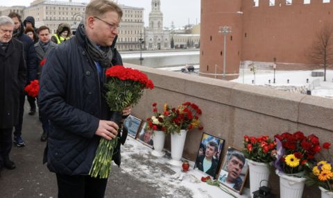 Опозицията и московчани почетоха паметта на Борис Немцов - 1