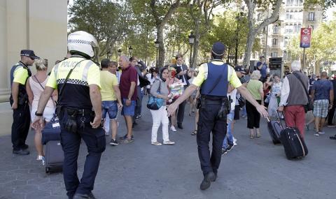 Терор в Барселона. Микробус се вряза в тълпа в центъра на града (ВИДЕО+СНИМКИ) - 1