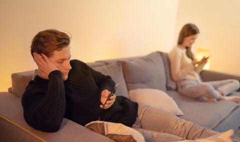 “Фъбинг”: Как телефонът ви може да разруши връзката с половинката ви - 1