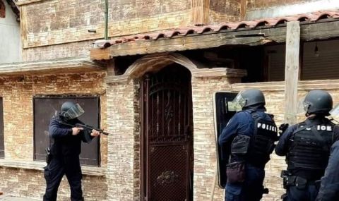 МВР за екшъна в Нова Загора: Задържани са трима, барикадирали се в къща в квартала  - 1