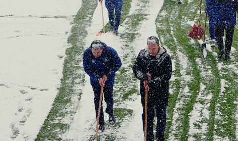 Обилен снеговалеж отложи мач от Висшата лига на Англия - 1