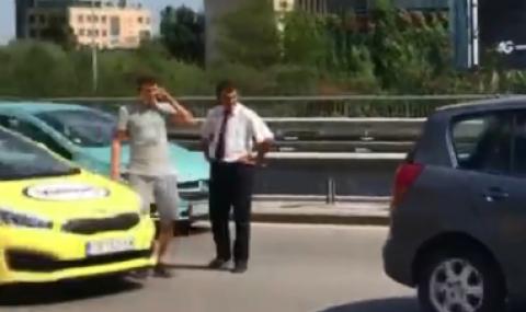 Жена се ядоса на таксиджия в София, удари го пет пъти на задна (ВИДЕО) - 1