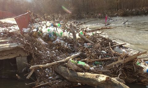 Местни събират ръчно отпадъците край река Струма - 1