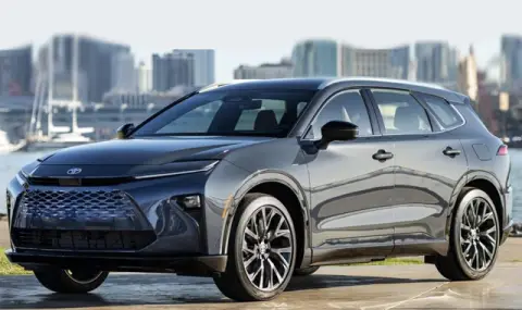 Between Toyota and Lexus: Premium family crossover Crown Signia enters the market  - 1