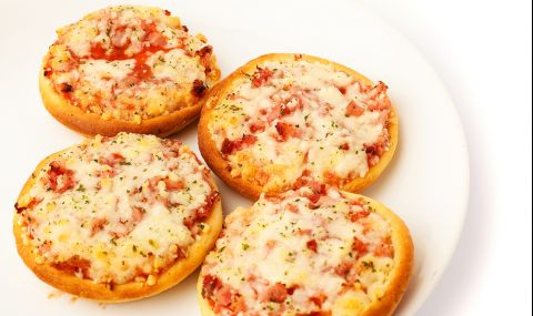 Рецепта на деня: Малки пици със сирене и бекон - 1
