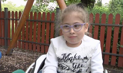 Родителите на 8-годишната Самуела сами събират пари за операцията й - 1