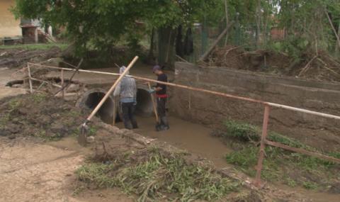 Затворници разчистват наводненото село Лиляче - 1