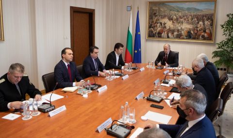 Радев и Петков след среща: Към момента няма пряка военна заплаха, но са необходими превантивни действия - 1