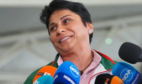 Стела Енева дари сребърния си медал от Лондон на Музея на спорта във Варна - 1