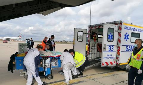 Военните транспортираха тримесечно бебе във френска болница - 1