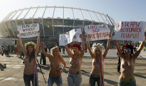 Украински феминистки провокират УЕФА - 1